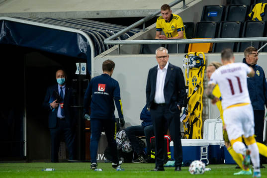 Dejan Kulusevski of Sweden behind Janne Andersson, head