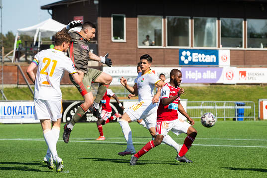 Sandvikens John Junior Igbarumah med målchans framför