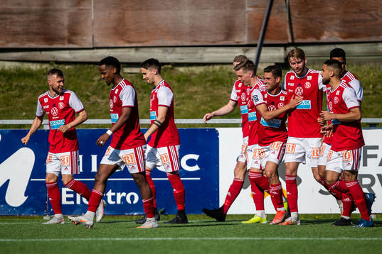 Sandvikens Ahmed Bonnah jublar med lagkamrater