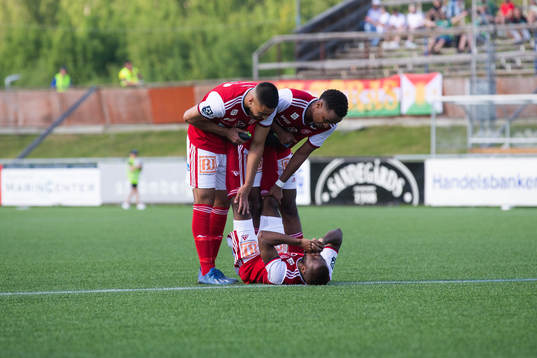 Sandvikens John Junior Igbaruma har kramp och får hjälp
