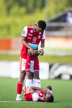 Sandvikens John Junior Igbaruma har kramp och får hjälp