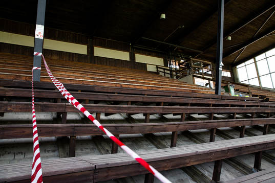 Avspärrningsband på Jernvallens huvudläktare