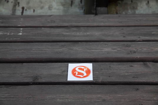 Sandvikens logga markerar en sittplats på läktaren