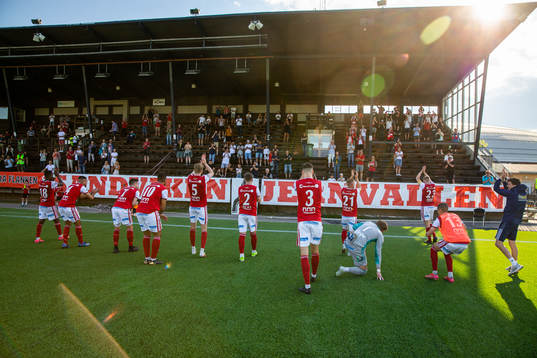 Sandvikens spelare tackar publiken efter, fotbollsmatchen i