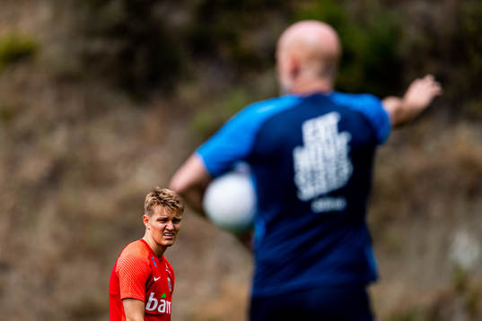 Martin Ødegaard listens to Ståle Solbakken, head coach of