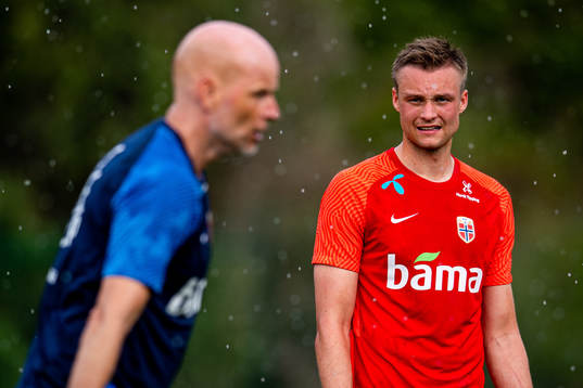 Stian Gregersen listens to Ståle Solbakken, head coach of