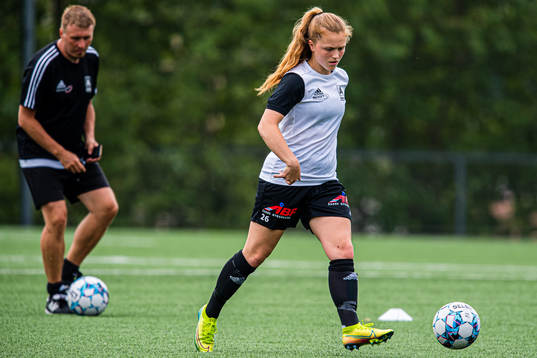 Kristina Borgenhaug Brudvik of Åsane warms up