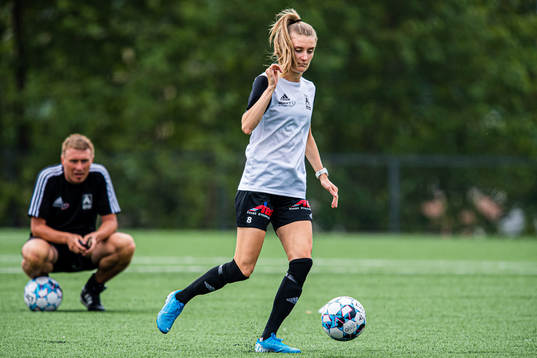 Synne Eide Bjørnebøle of Åsane warms up