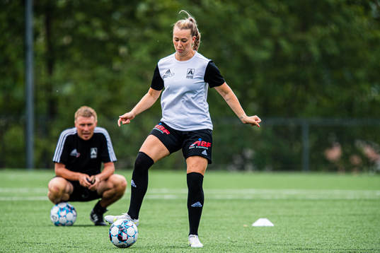 Katarina Dybvik Sunde of Åsane warms up