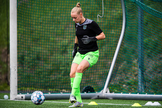 Klara Thorsrud Sporsem of Øvrevoll Hosle warms up
