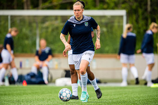 Anja Carlsen Avdal of Øvrevoll Hosle warms up