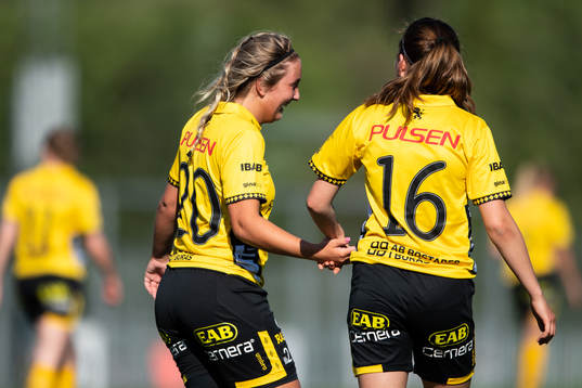 Elfsborgs Ebba Johansson jublar med Olivia Gurtata