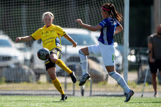 Elfsborgs Sara Jardving och Mariedals Julia Händen
