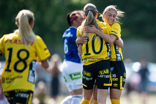 Elfsborgs Donika Shala och Matilda Ståhlbom Karlsson jublar