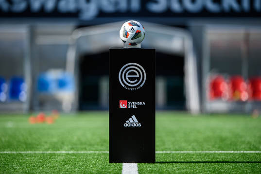 En fotboll på en piedestal med Elitettans logotyp