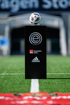 En fotboll på en piedestal med Elitettans logotyp