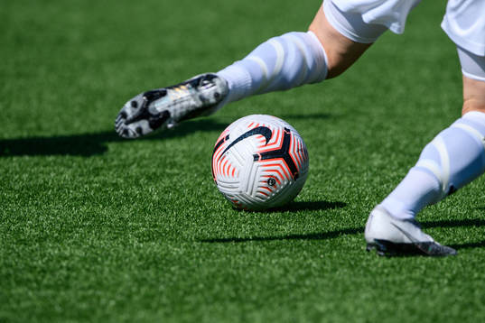 En fotboll på konstgräs