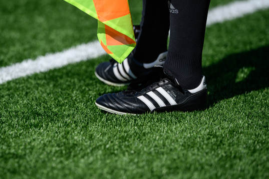 Fotbollsskor på en konstgräsplan