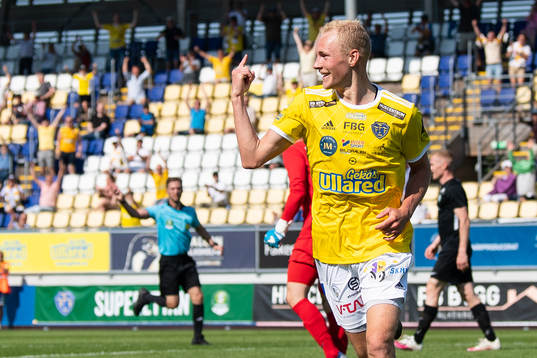 Falkenbergs Adam Bergmark Wiberg gör 2-1 och jublar