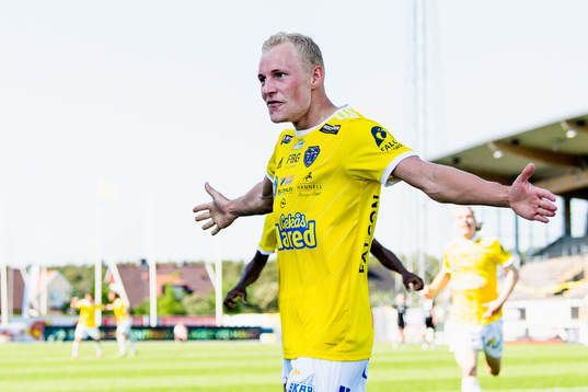 Falkenbergs Adam Bergmark Wiberg gör 2-1 och jublar