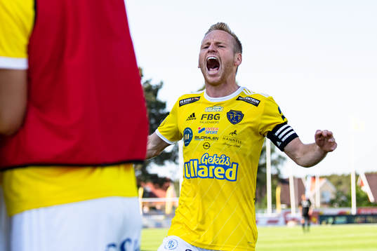 Falkenbergs Tobias Englund jublar