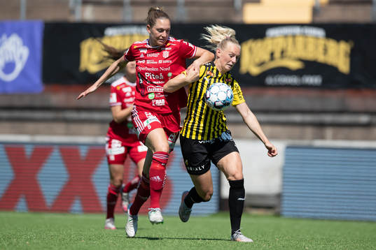 Piteås Jennie Nordin  och Häckens Stina Blackstenius