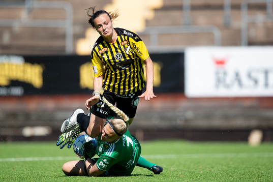 Häckens Milica Mijatovic kolliderar med Piteås målvakt