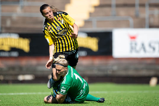 Häckens Milica Mijatovic kolliderar med Piteås målvakt