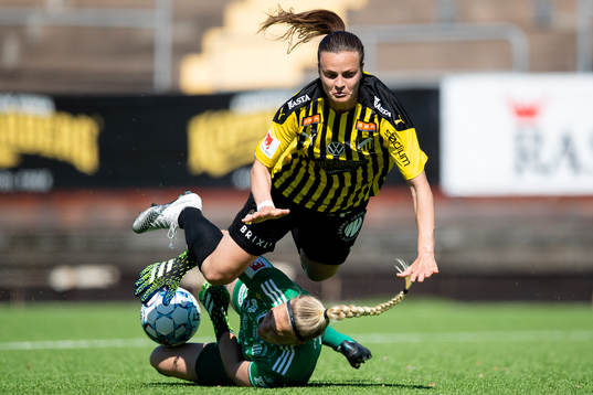 Häckens Milica Mijatovic kolliderar med Piteås målvakt