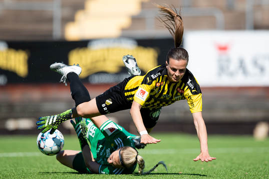 Häckens Milica Mijatovic kolliderar med Piteås målvakt