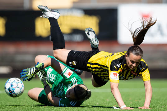 Häckens Milica Mijatovic kolliderar med Piteås målvakt