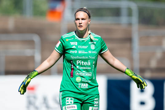 Piteås målvakt Nichole Persson reser sig