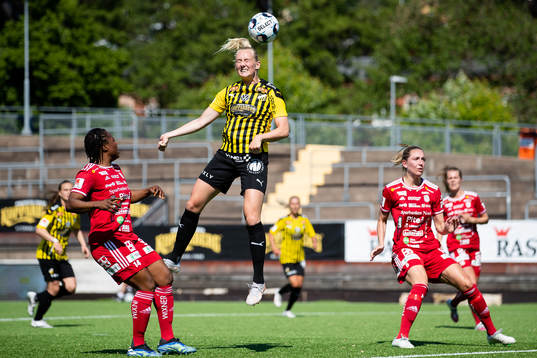 Häckens Stina Blackstenius med en nick