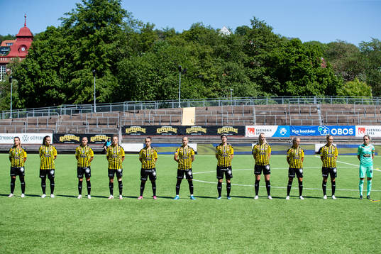 Häckens spelare på line up innan fotbollsmatchen i