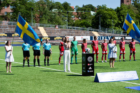 Nationalsången innan fotbollsmatchen i Damallsvenskan