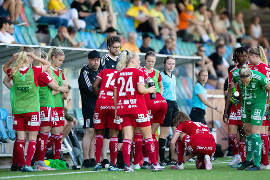 Piteås tränare Stellan Carlsson pratar med sitt lag i en