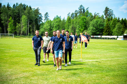 Åryds spelare inspekterar planen