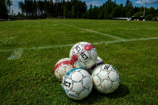 En pyramid med fotbollar