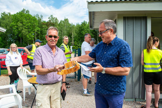 En försäljare säljer lotter