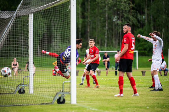 Älmeboda/Linneryds Ruben Lindén (skymd) gör 1-0