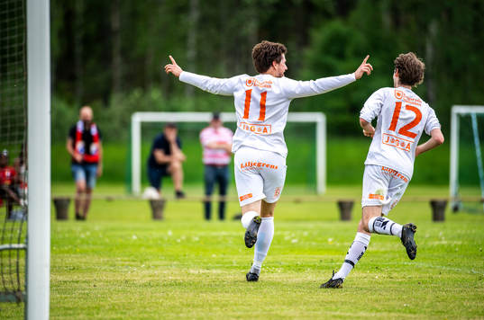 Älmeboda/Linneryds Felix Wärmlöv jublar med Robin