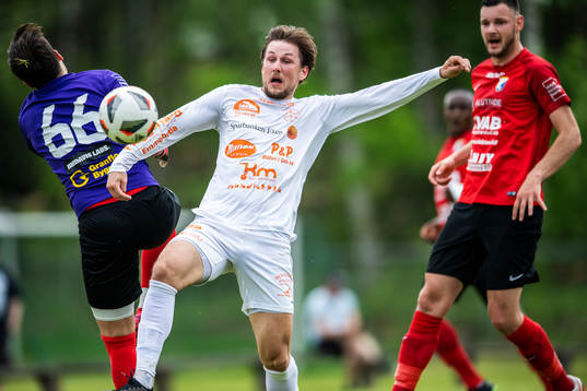 I denna situation gör Älmeboda/Linneryds Felix Wärmlöv