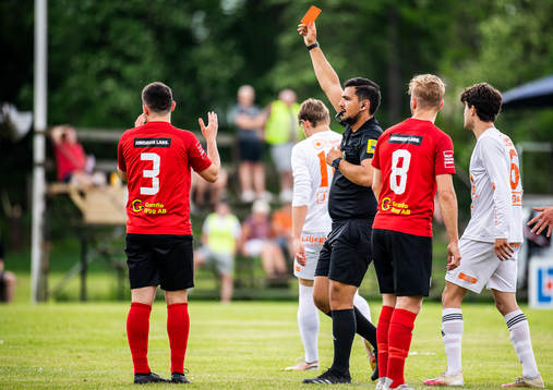 Domare Delavar Vahdanjo ger rött kort till Åryds Elvedin