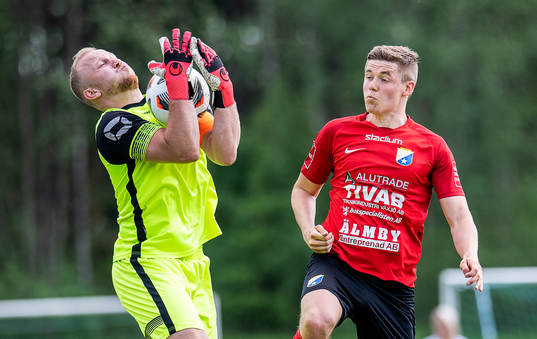Älmeboda/Linneryds målvakt Victor Jonasson och Åryds
