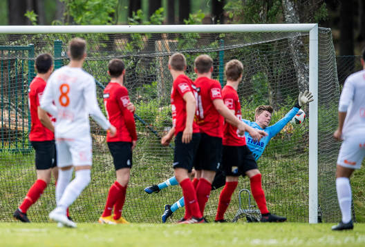 Älmeboda/Linneryds Filip Jeppsson gör 3-0 på frispark