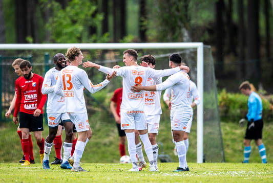 Älmeboda/Linneryds Filip Jeppsson gör 3-0 på frispark