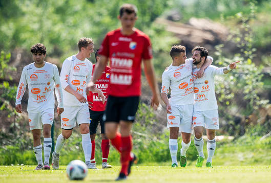 Älmeboda/Linneryds Samuel Tarasenko jublar med lagkamrater