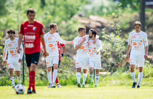 Älmeboda/Linneryds Samuel Tarasenko jublar med lagkamrater
