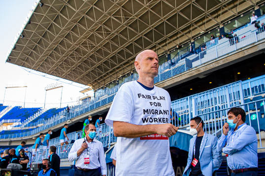 Ståle Solbakken, head coach of Norway, wearing a t-shirt