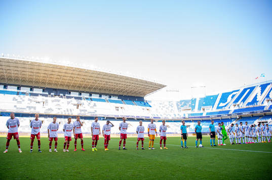 Players of Norway and Greece line up